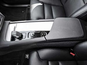 Volvo  Momentum Pro AWD B5 Diesel EU6d Allrad StandHZG Navi digitales Cockpit Soundsyst