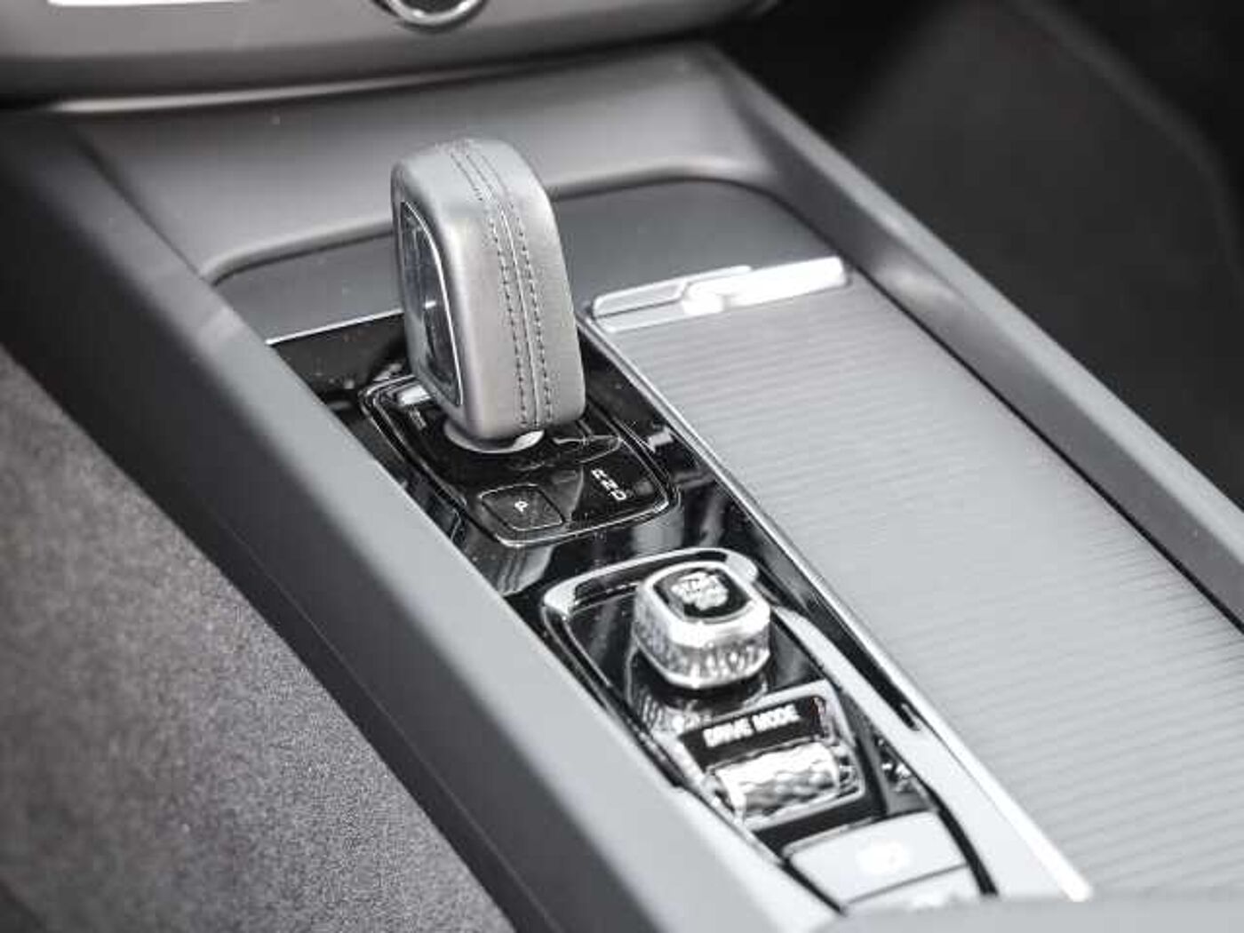 Volvo  Momentum Pro AWD B4 Diesel EU6d-T Allrad StandHZG Navi Leder digitales Cockpit S