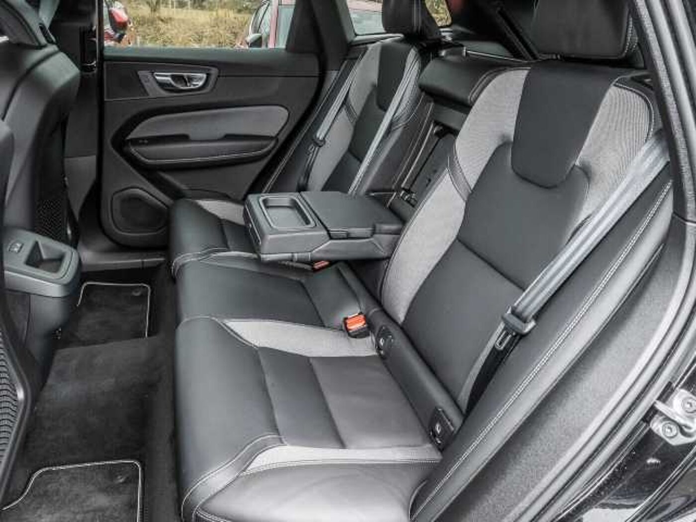 Volvo  R Design AWD B4 Diesel EU6d Allrad StandHZG Navi digitales Cockpit Memory Sitze