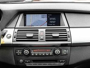 BMW  xDrive50i Allrad Sportpaket HUD Luftfederung Navi Leder Memory Sitze Soundsystem